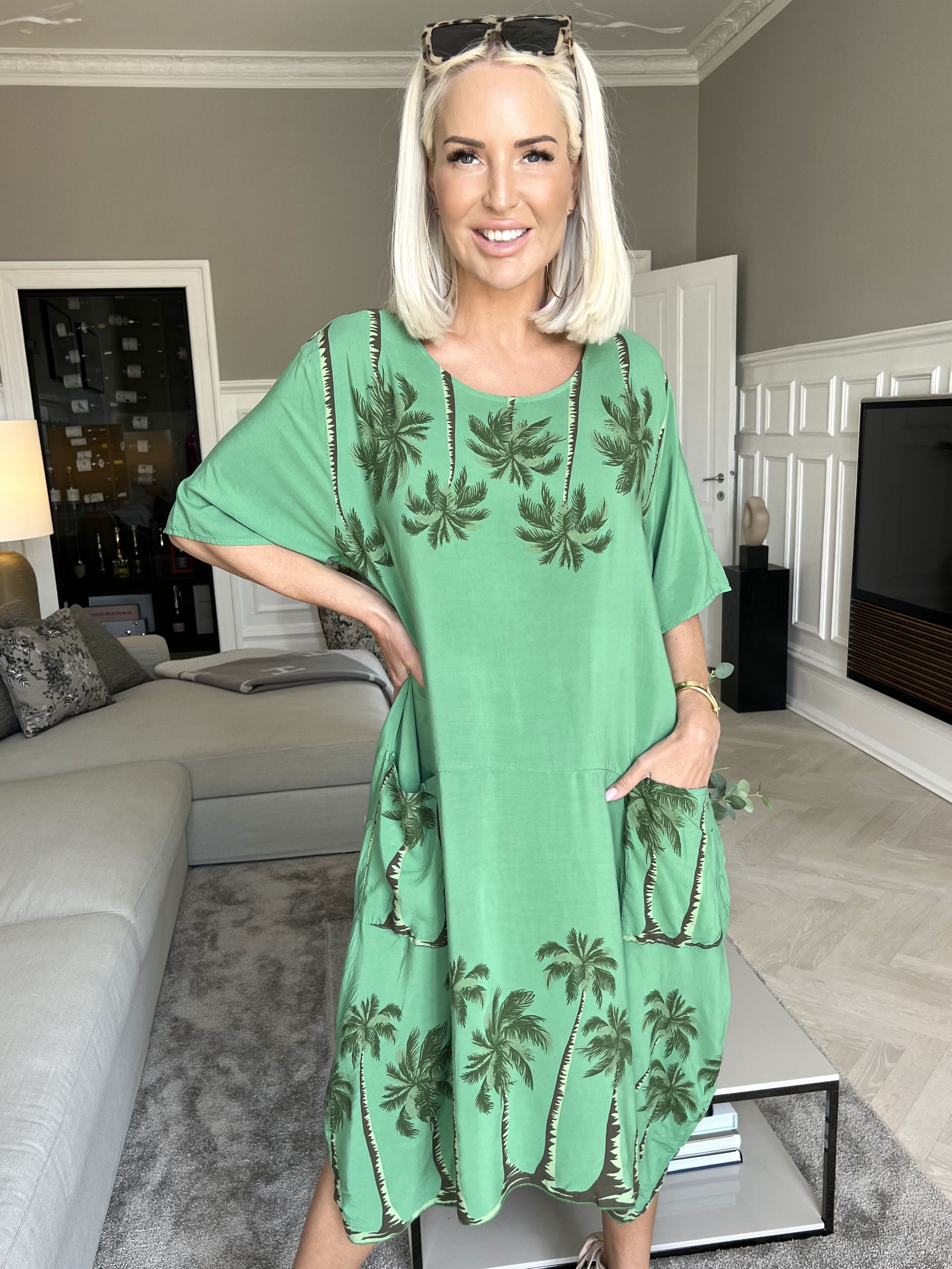 Idaline - Sød sommerkjole med palme motiver og lommer